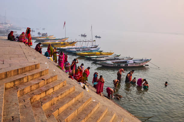 india, varanasi (benares), ghats on the river ganges - varanasi stock pictures, royalty-free photos & images